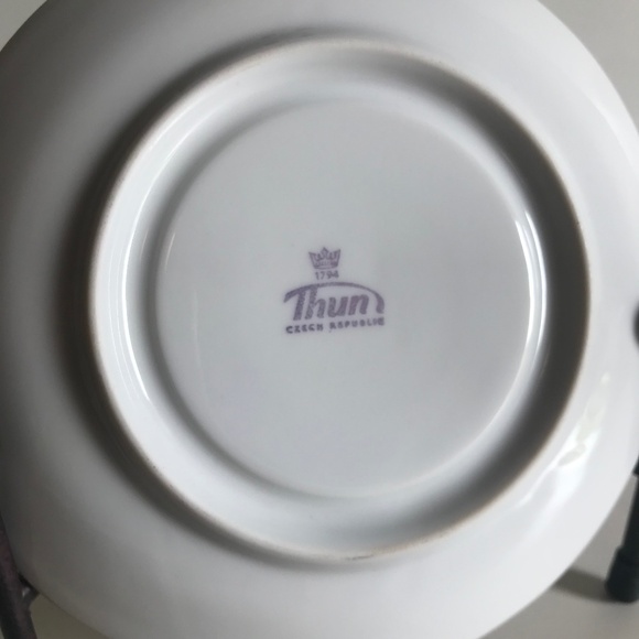 Vintage 6.25 Inch Thun Czech Republic Floral Patterned Small Saucer Plate - Picture 3 of 6